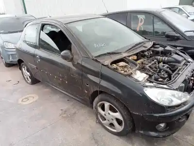 Véhicule à la ferraille peugeot 206 berlina xr de l'année 2004 alimenté rhy