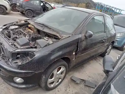 Véhicule à la ferraille peugeot 206 berlina xr de l'année 2004 alimenté rhy