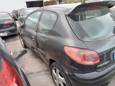 Véhicule à la ferraille peugeot 206 berlina xr de l'année 2004 alimenté rhy
