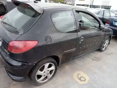 Véhicule à la ferraille peugeot 206 berlina xr de l'année 2004 alimenté rhy