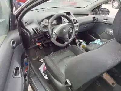 Véhicule à la ferraille peugeot 206 berlina xr de l'année 2004 alimenté rhy
