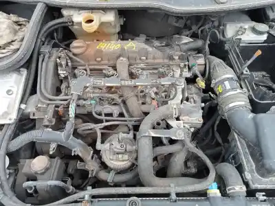 Véhicule à la ferraille peugeot 206 berlina xr de l'année 2004 alimenté rhy