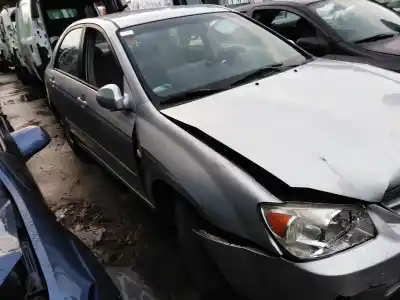 Veicolo di demolizione KIA CERATO 1.6 LX Berlina dell'anno 2004 alimentato G4ED