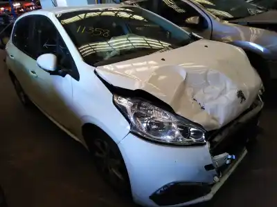 Veicolo di demolizione PEUGEOT 208 Active dell'anno 2015 alimentato BH02