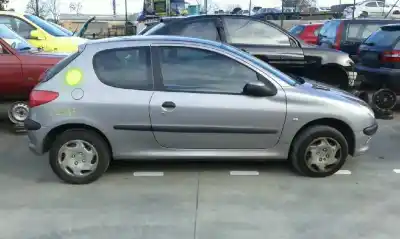 Sloopvoertuig peugeot                                            206 berlina                                                                                                                                                                                                                                                xt                                                                                                                                                                                                                                                         van het jaar 2001 aangedreven 