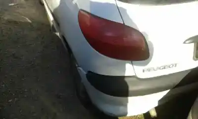 Sloopvoertuig peugeot                                            206 berlina                                                                                                                                                                                                                                                xt                                                                                                                                                                                                                                                         van het jaar 2000 aangedreven wjy