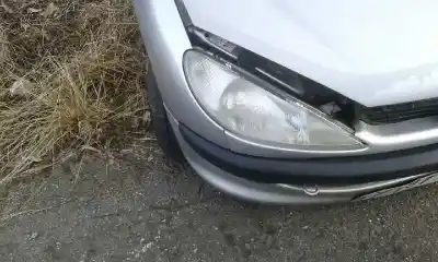 Véhicule à la ferraille peugeot                                            206 berlina                                                                                                                                                                                                                                                xr                                                                                                                                                                                                                                                         de l'année 2000 alimenté wjy