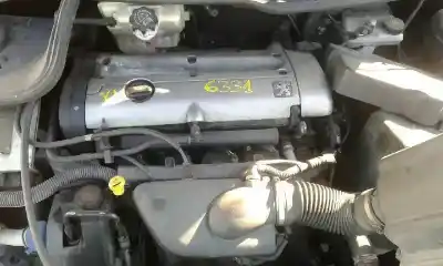 Sloopvoertuig PEUGEOT 206 CC CC van het jaar 2001 aangedreven RFNEW10J4