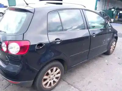 Véhicule à la ferraille vw                                                   de l'année 2007 alimenté bxe