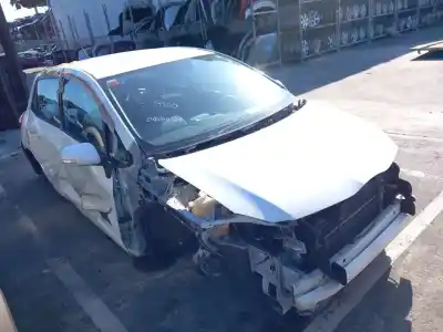 Здавання транспортного засобу toyota auris (_e15_) 1.8 hybrid (zwe150_) року 2011 потужний 2zr-fxe