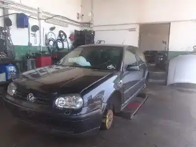 Verschrottungsfahrzeug VOLKSWAGEN GOLF IV BERLINA (1J1)  des Jahres 2002 angetrieben AUM