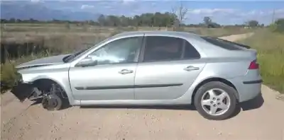 Véhicule à la ferraille RENAULT LAGUNA  de l'année 2002 alimenté F9Q N7