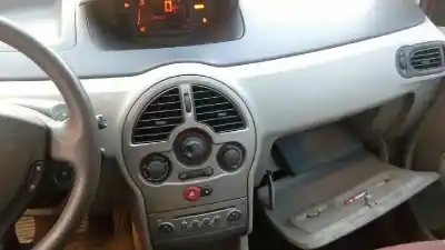 Scrapping Vehicle renault modus fantasy of the year 2005 powered d4f740