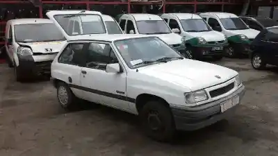 Véhicule à la ferraille opel corsa b swing de l'année 1992 alimenté c14nz