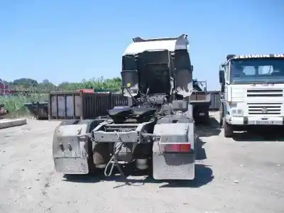 Véhicule à la ferraille renault premium 400 de l'année 2000 alimenté 