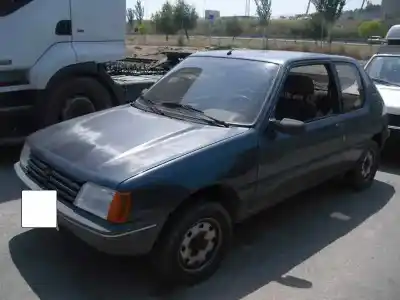 Véhicule à la ferraille peugeot 205 berlina xad / xad multi de l'année 1990 alimenté 161a