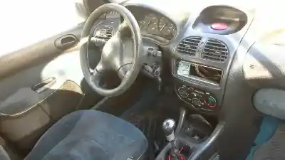 Véhicule à la ferraille peugeot                                            206 berlina                                                                                                                                                                                                                                                xt                                                                                                                                                                                                                                                         de l'année 2000 alimenté wjz