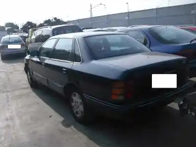 Véhicule à la ferraille ford scorpio ghia berlina de l'année 1990 alimenté br