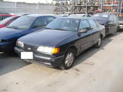 Véhicule à la ferraille ford scorpio ghia berlina de l'année 1990 alimenté br