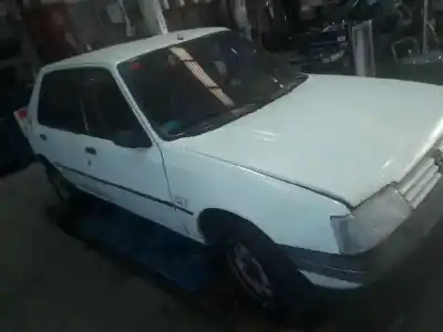 Véhicule à la ferraille PEUGEOT 205 BERLINA * de l'année 1986 alimenté 