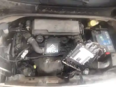 Véhicule à la ferraille citroen c2 sx de l'année 2005 alimenté 8hz