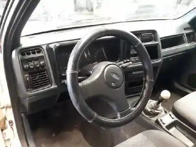 Veicolo di demolizione ford sierra berlina cl dell'anno 1989 alimentato 