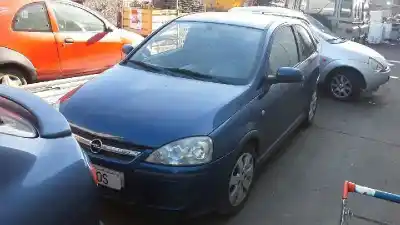 Véhicule à la ferraille OPEL CORSA B Sport de l'année 2004 alimenté LJ2