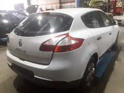 Véhicule à la ferraille renault megane iii berlina 5 p authentique de l'année 2010 alimenté 