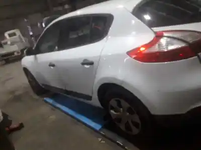 Véhicule à la ferraille renault megane iii berlina 5 p authentique de l'année 2010 alimenté 