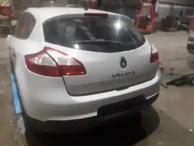 Véhicule à la ferraille renault megane iii berlina 5 p authentique de l'année 2010 alimenté 