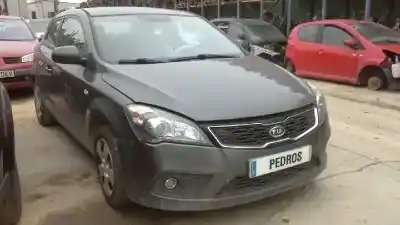 Veicolo di demolizione kia cee´d 1.6 crdi cat dell'anno 2013 alimentato d4fb