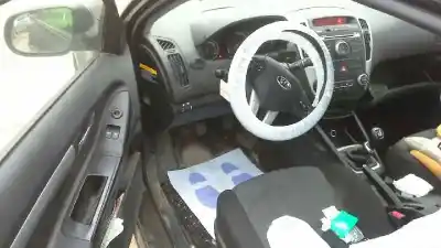 Veicolo di demolizione kia cee´d 1.6 crdi cat dell'anno 2013 alimentato d4fb