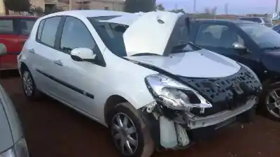 Véhicule à la ferraille renault clio iii exception de l'année 2010 alimenté d4f740