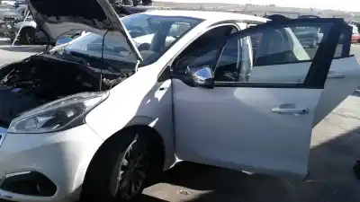 Veicolo di demolizione PEUGEOT 208 Style dell'anno 2016 alimentato BH02
