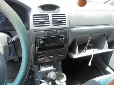 Veículo de Sucata kia rio rs berlina do ano 2004 alimentado a3d