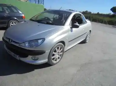 Veicolo di demolizione PEUGEOT 206 CC 2.0 16V CAT dell'anno 2002 alimentato RFNEW10J4