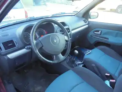 Здавання транспортного засобу renault   року 2003 потужний 
