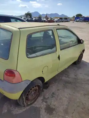 Sloopvoertuig renault   van het jaar 2002 aangedreven d7f702