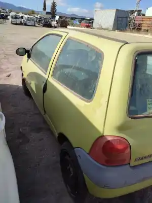 Sloopvoertuig renault   van het jaar 2002 aangedreven d7f702