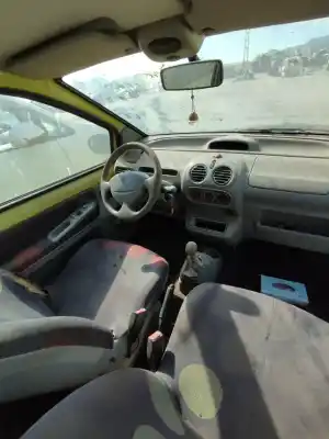 Sloopvoertuig renault   van het jaar 2002 aangedreven d7f702