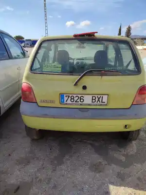 Sloopvoertuig renault   van het jaar 2002 aangedreven d7f702