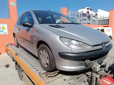 Véhicule à la ferraille PEUGEOT 206 FASTBACK (2A/C) 1.4 I de l'année 1999 alimenté KFX