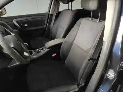 Véhicule à la ferraille renault laguna iii expression tomtom de l'année 2010 alimenté m9r744