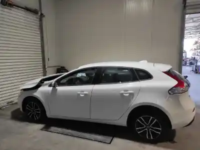 Veicolo di demolizione volvo v40 2.0 d dell'anno 2016 alimentato 