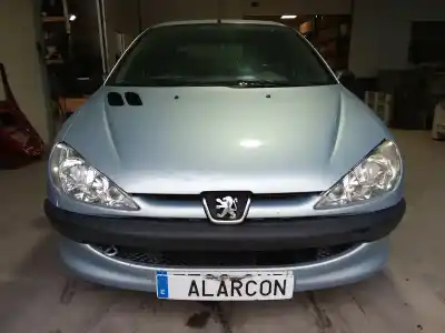 Vehicul casat PEUGEOT 206 4-TRG. 1.4 al anului 2004 alimentat 8HX