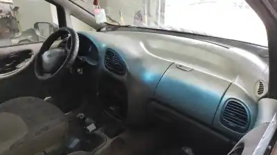 Veicolo di demolizione ford galaxy (vx) clx dell'anno 1996 alimentato 1z