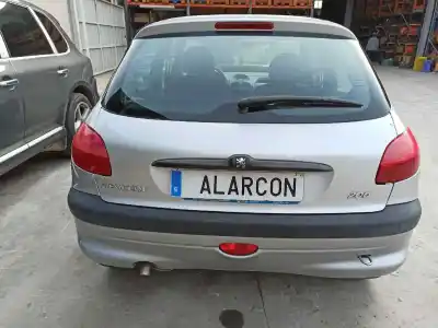 Veículo de Sucata peugeot 206 berlina xr do ano 2000 alimentado gkfx