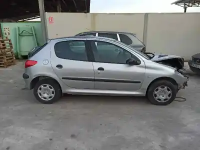 Veículo de Sucata peugeot 206 berlina xr do ano 2000 alimentado gkfx