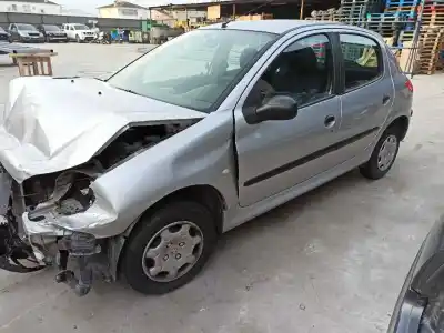 Veículo de Sucata peugeot 206 berlina xr do ano 2000 alimentado gkfx
