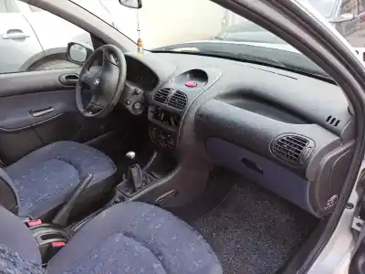Veículo de Sucata peugeot 206 berlina xr do ano 2000 alimentado gkfx